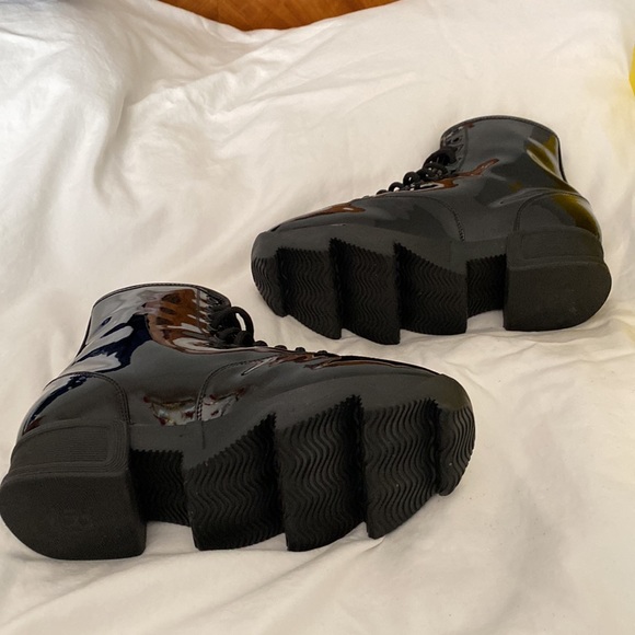 IRI Unisex Boots.  Boots have been worn once. Fits unisex size 5 - Picture 2 of 5